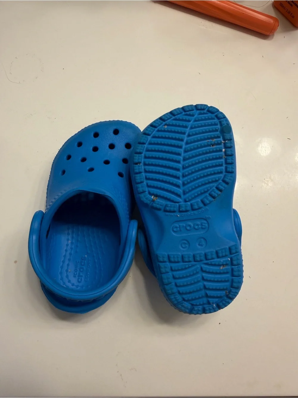 CROCS Youth Classic Clogs in Bright Blue